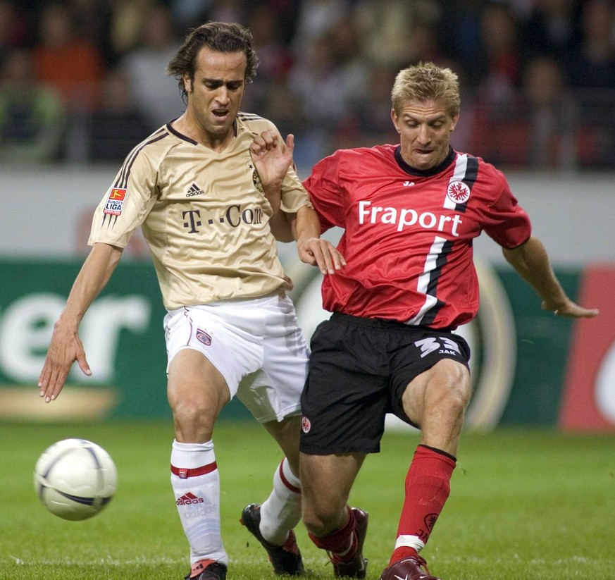 Deutsche Abwehrspieler waren anno 2005 reine Zerstörer und Glamour musste man sich im Ausland kaufen: Marko Rehmer (r.) ließ seine Karriere bei Eintracht Frankfurt ausklingen, während die Bayern mit Iran-Idol Ali Karimi neue Märkte erobern wollten. 