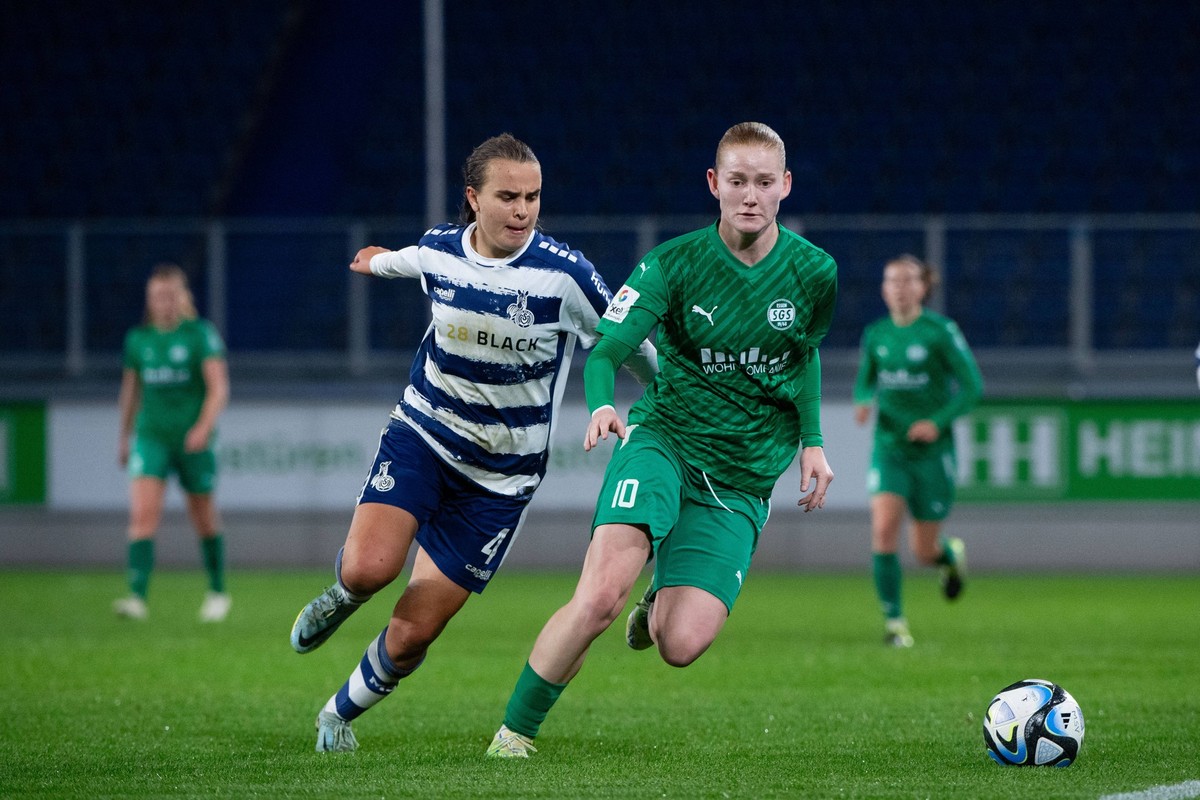 Natasha Kowalski SGS Essen, 10 im Zweikampf mit Kara Bathmann MSV Duisburg, 04, GER, MSV Duisburg vs SGS Essen, Fussball Google Pixel Frauen Bundesliga, 4. Spieltag, Saison 2023/2024, 16.10.2023 DFB r ...