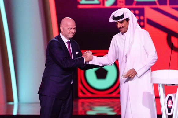 01.04.2022, FIFA-Fussball-WM 2022 Katar Endrunden-Auslosung in Doha Katar, im Doha Exhibition Center DECC, FIFA-Pr�sident Gianni Infantino SUI begr��t Sheikh Tamim bin Hamad Al Thani, den Emir von Kat ...