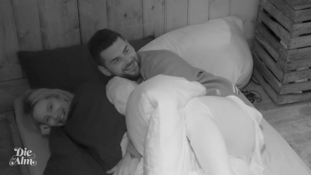 Geht da was? Mirja du Mont und Ionannis Amanatidis kommen sich im Bett gefährlich nah.