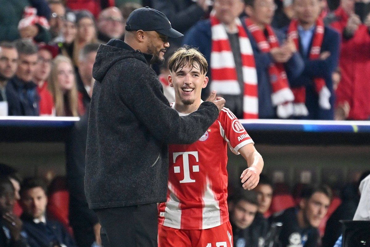 Trainer Vincent KOMPANY Bayern Muenchen mit Lennart KARL Bayern Muenchen nach Auswechslung. Fussball Champions League,Saison 2025/26, Ligaphase FC Bayern Muenchen - Club Bruegge 4-0, am 22.10.2025 A L ...