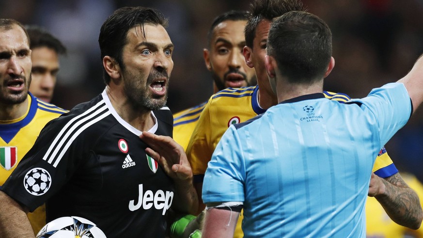 Bilder des Tages - SPORT Gianluigi Buffon (Juventus), Michael Oliver (Referee), APRIL 11, 2018 - Football / Soccer : UEFA Champions League Quarter-finals 2nd leg match between Real Madrid 1-3 Juventus ...