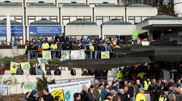 14.02.2024, Baden-W�rttemberg, Biberach an der Ri�: Zahlreiche Menschen versammeln sich beim politischen Aschermittwoch der baden-w�rttembergischen Gr�nen vor der Stadthalle von Biberach an der Ri�, u ...