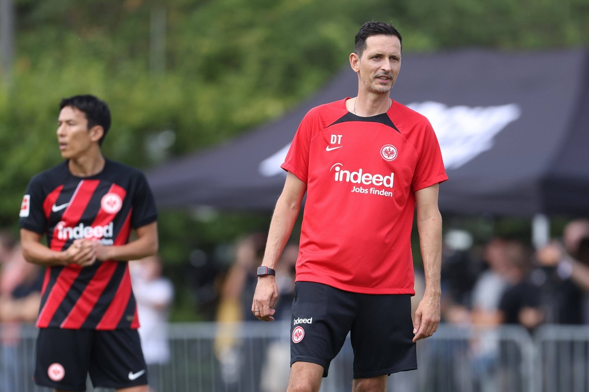 Trainingsauftakt Eintracht Frankfurt Cheftrainer Dino Toppmöller Eintracht Frankfurt, links im Hintergrund Makoto Hasebe Eintracht Frankfurt, 20. Training von Eintracht Frankfurt am 12. Juli 2023 im D ...