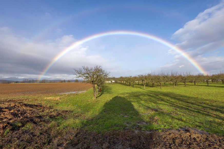 Regenbogen in Hessen Ein Regenbogen ist am Nachmittag nach einem Schauer