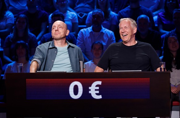 ARD WER WEISS ETWAS? EPISODE 1180, "Johannes B. Kerner und Marcel Reif"am Mittwoch (23.10.2024) um 18:00 Uhr im ERSTEN. Ratender Mannschaftskapitän Bernhard Hoëcker (l.) mit TV-Moderator und Journalisten ...