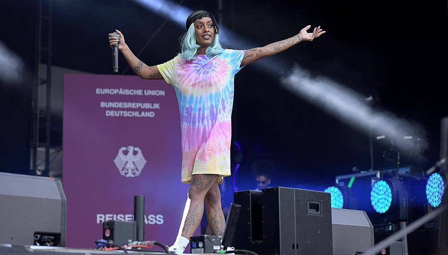 Berlin Lollapalooza Berlin 2019 08.09.2019, v.l.Rapperin Nura (Nura Habib Omer) steht beim Musikfestival Lollapalooza 2019 auf dem Gelaende des Olympiaparks auf der Buehne in Berlin *** Berlin Lollapa ...