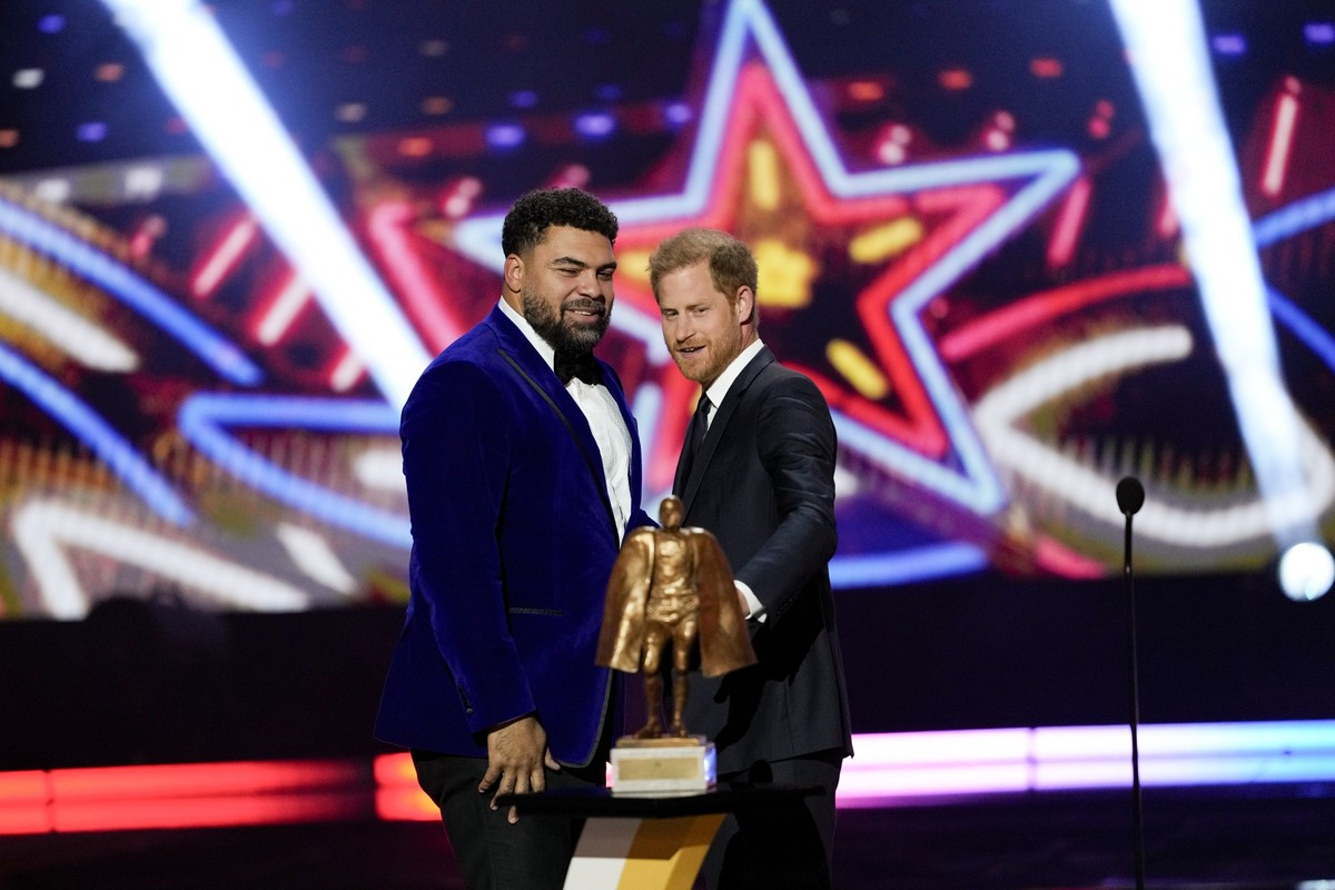 08.02.2024, USA, Las Vegas: Der britische Prinz Harry (r) überreicht den Walter Payton Man of the Year Award an Cameron Heyward von den Pittsburgh Steelers während der NFL Honors Award Show vor dem Su ...
