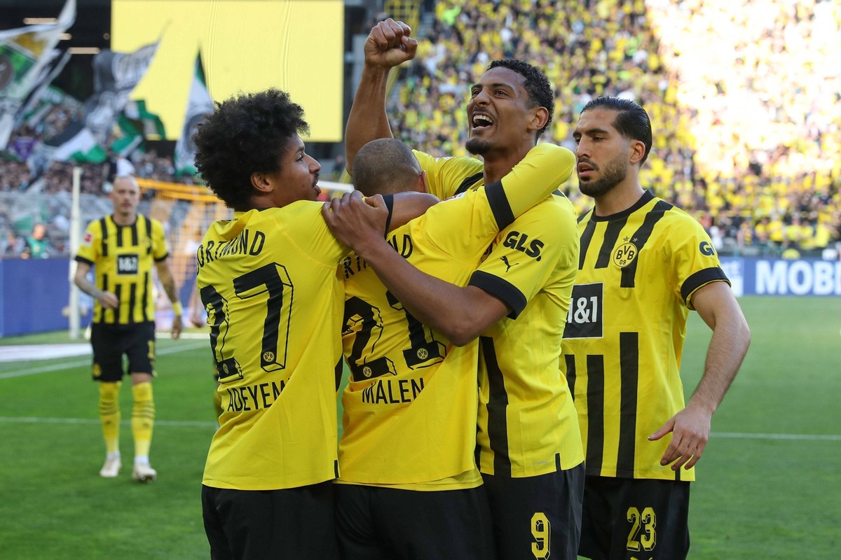 1. BL - Borussia Dortmund - Borussia Mönchengladbach am 13.05.2023 im Signal Iduna Park in Dortmund Jubel, Torjubel, Torschuetze, Torschütze Donyell Malen Dortmund 21 jubelt nach seinem Tor zum 1 zu 0 ...
