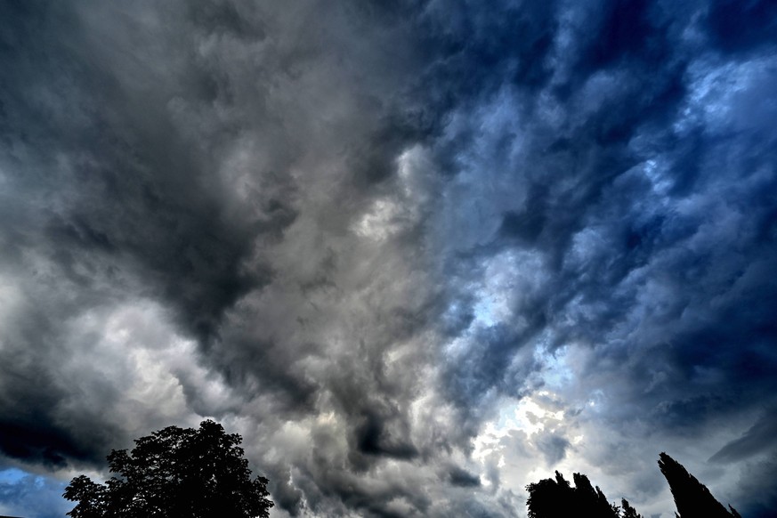 Unwetterwarnung. Die Gewitterzelle bildet sich . Siegsdorf Bayern Deutschland *** Thunderstorm warning The thunderstorm cell is forming Siegsdorf Bavaria Germany Copyright: xRolfxPossx