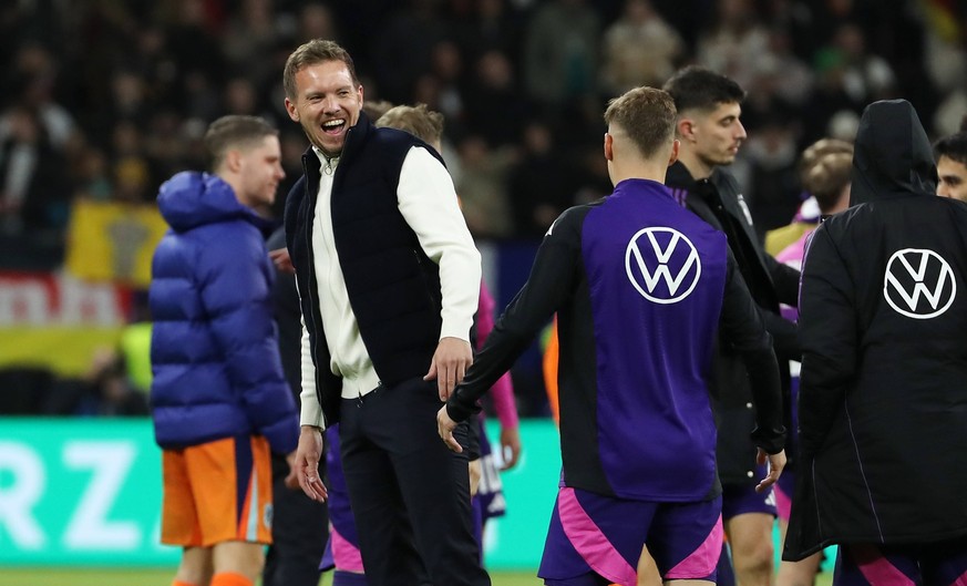 Trainer Julian Nagelsmann lachend nach Spielende, Joshua Kimmich / Aktion / Oberk