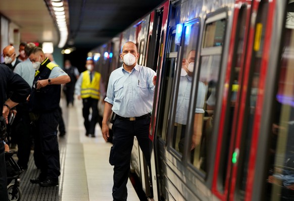 14.07.2022, Hamburg: Mitarbeiter der Hochbahn-Wache kontrollieren die Maskenpflicht in den ankommenden Z�gen im U-Bahnhof Burgstra�e. Mit einem Gro�aufgebot hat die Hochbahn AG die Einhaltung der Mask ...