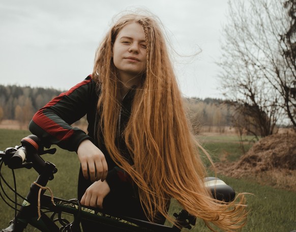 Junge Frau lange Haare Fahrrad