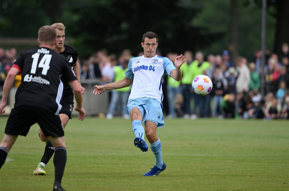Ron Schallenberg FC Schalke 04 01.07.2023, Fussball GER, Saison 2023/24, 2. Bundesliga, Testspiel, SC Spelle Venhaus - FC Schalke 04 0:3 Spelle Getränke Hoffmann Stadion Nordrhein Westfalen Deutschlan ...