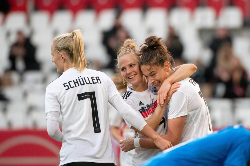 Lea Schueller Deutschland 7, Leonie Maier Deutschland 4, Felicitas Rauch Deutschland 17 jubeln ueber das Tor zum 7:0, GER, Deutschland vs. Israel, Fussball, Frauen Nationalmannschaft, FIFA WM Qualifik ...