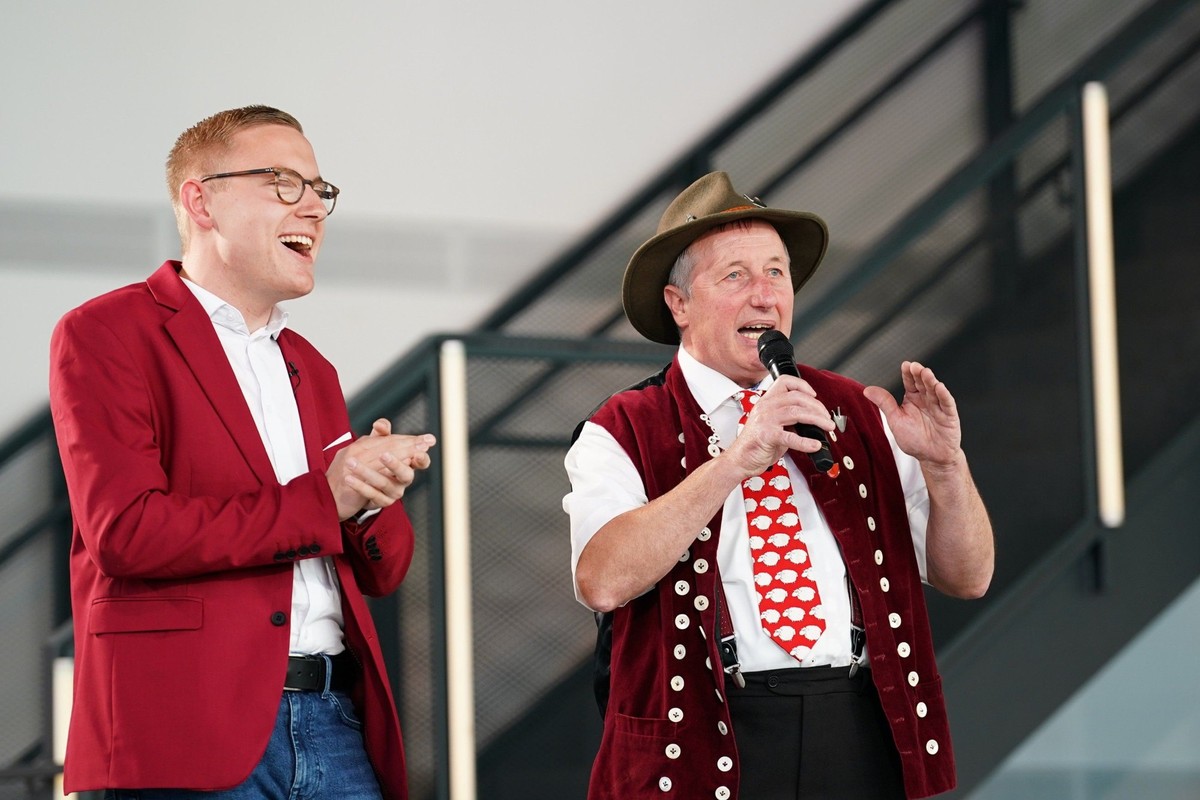 Jean-Louis Pawellek (l.) aus Langenhagen hat als Begleitperson Sch�fer Heinrich mitgebracht. Der singt erst einmal sein Sch�ferlied.
Die Verwendung des sendungsbezogenen Materials ist nur mit dem Hin ...