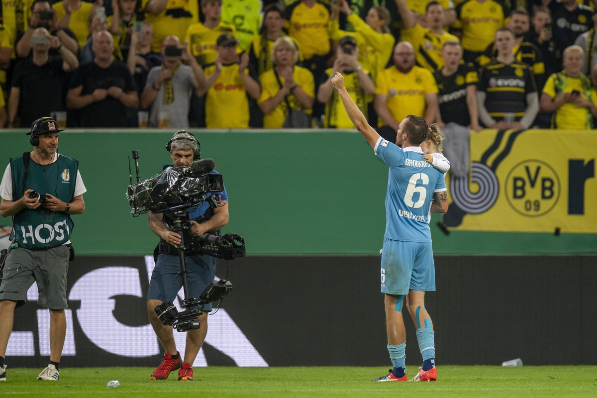 Einmal Dortmunder, immer Dortmunder: Kevin Großkreutz, hier im Trikot von Uerdingen, lässt sich im DFB-Pokal von den mitgereisten BVB-Fans feiern. Sein aktueller Klub und seine große Liebe trafen in d ...