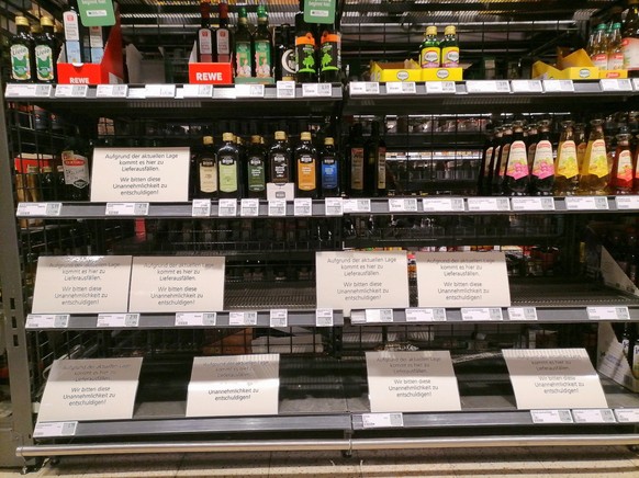 In vielen Supermärkten deutschlandweit ist der Kauf von Sonnenblumenöl auf eine Flasche pro Kunde begrenzt worden.