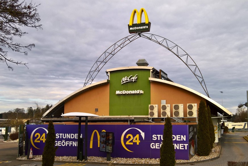 McDonalds, Fastfood McDrive mit McCafe in Schweitenkirchen an der Autobahn A9 in Fahrtrichtung München. Dieser Mc Donalds hat laut Werbebanner 24 Std geöffnet *** McDonalds, Fastfood McDrive with McCa ...