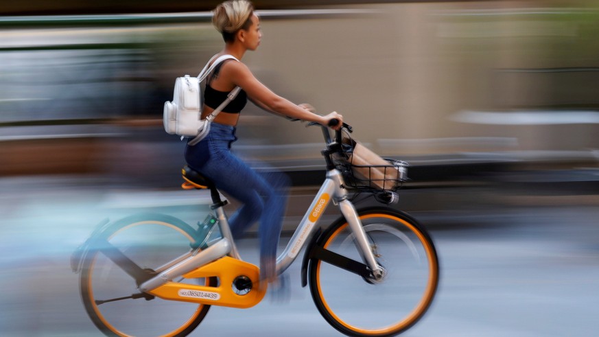 FILE PHOTO: A commuter rides an Obike during evening rush hour in Singapore June 15, 2017. REUTERS/Edgar Su/File Photo