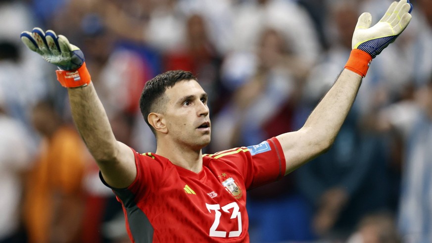 AL DAAYEN - Argentina goalkeeper Damian Martinez during the FIFA World Cup, WM, Weltmeisterschaft, Fussball Qatar 2022 quarterfinal match between the Netherlands and Argentina at the Lusail Stadium on ...