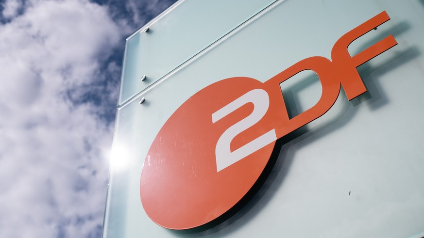 ARCHIV - 16.09.2022, Rheinland-Pfalz, Mainz: Logo des ZDF am Sendezentrum des Zweiten Deutschen Fernsehens. (zu dpa:
