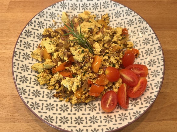 Einfach, lecker und preiswert: Scrambled Tofu mit Paprika und Tomate.