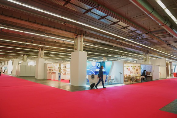 News Bilder des Tages Frankfurter Buchmesse 2021 - Schwach besuchtes Messegel�nde Buchmesse verzeichnet deutlich weniger Besucher Besucheranzahl Corona-bedingt begrenztFrankfurter Buchmesse 2021 - Sch ...