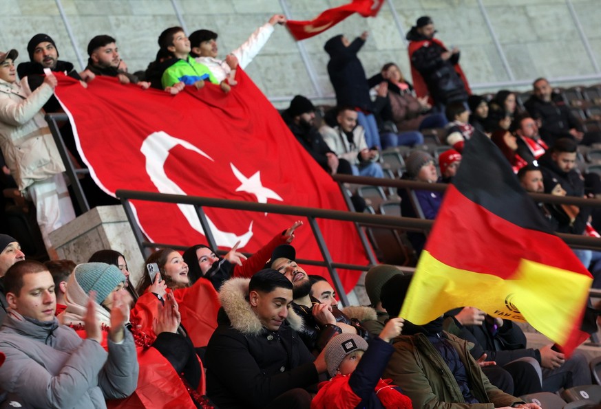 18.11.2023, Berlin: Fußball: Länderspiele, Deutschland - Türkei, Olympiastadion, Zuschauer schwenken vor dem Spiel eine deutsche und eine türkische Fahne. WICHTIGER HINWEIS: Gemäß den Vorgaben der DFL ...