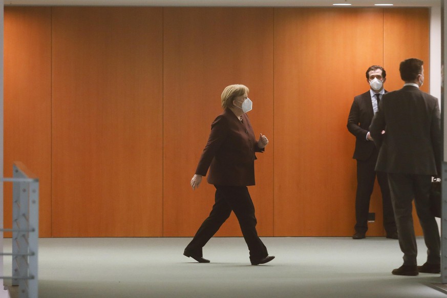 10.02.2021, Berlin: Bundeskanzlerin Angela Merkel (CDU) kommt zu einer Pressekonferenz nach einer Videokonferenz mit den Ministerpräsidenten der Länder im Kanzleramt an. Foto: Markus Schreiber/AP/dpa  ...