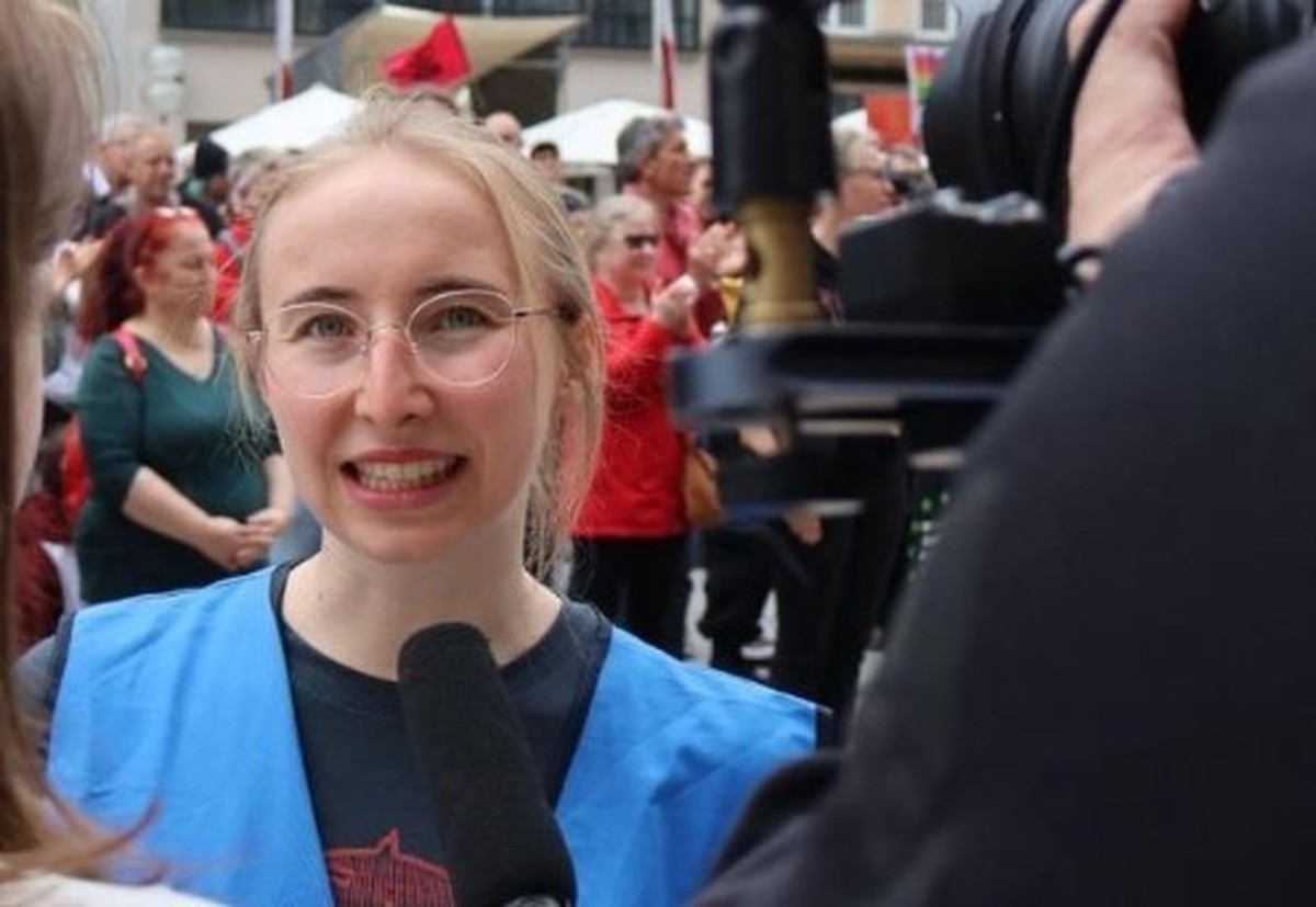 Ronja Hofmann studiert Politik und Kommunikationswissenschaften in Berlin. Seit 2019 engagiert sie sich bei Fridays for Future.