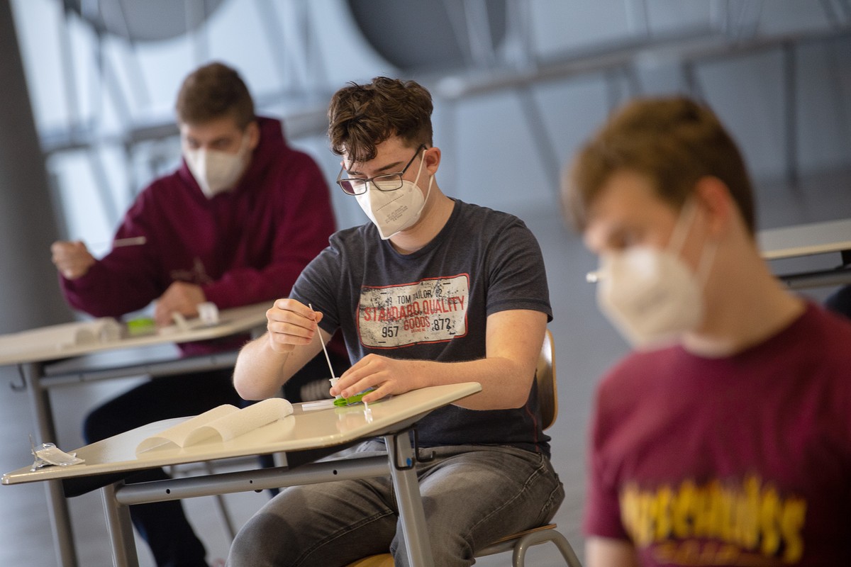 20.04.2021, Hessen, Gro�-Gerau: Sch�ler der Abschlussklasse f�hren an der Pr�lat-Diehl-Schule einen Tag vor den Abiturpr�fungen einen Corona-Schnelltest durch. Die Sch�ler k�nnen sich freiwillig vor d ...