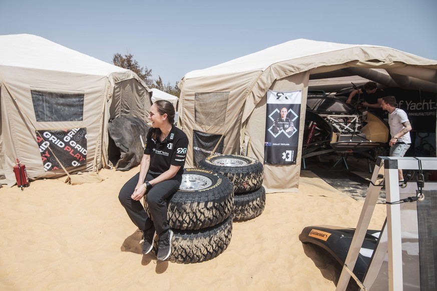 Die australische Rennfahrerin Molly Taylor sitzt auf Continental Reifen während des Ocean X-Prix am Lac Rose See (Senegal) im Mai 2021.