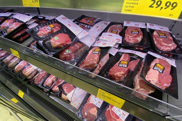 Trotz Missstaenden in der Fleischindustrie- Aldi will die Fleischpreise senken. Blick in ein Kuehlregal mit in Folie geschweisstes abgepacktes Fleisch des Discounters ALDI am 20.05.2020.