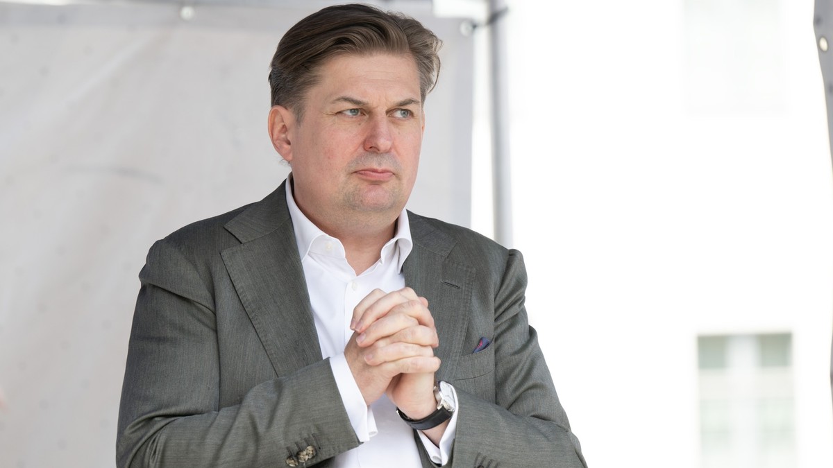 01.05.2024, Sachsen, Dresden: Maximilan Krah, AfD-Spitzenkandidat für die Europawahl, steht auf einer Wahlkampfveranstaltung seiner Partei auf dem Neumarkt nach seiner Rede auf der Bühne. Nach der Fes ...