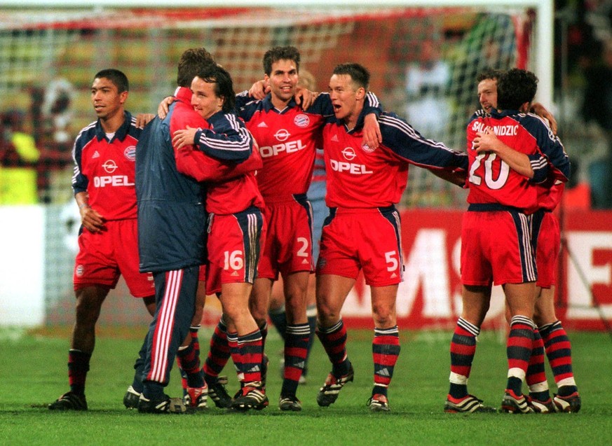 Markus Babbel (Rückennummer 2) jubelt mit seinen damaligen Bayern-Teammitgliedern