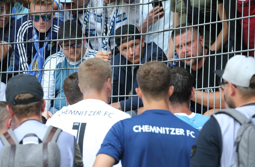 Halle, 03.08.2019, Erdgas Sportpark, Fussball, 3.Liga , Hallescher FC vs. Chemnitzer FC 3:1 (1:0) , Im Bild; Mannschaftsversammlung der Chemnitzer nach dem Spiel bei den Fans. Mit unter den Fans; Spie ...