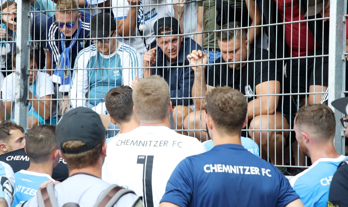 Halle, 03.08.2019, Erdgas Sportpark, Fussball, 3.Liga , Hallescher FC vs. Chemnitzer FC 3:1 (1:0) , Im Bild; Mannschaftsversammlung der Chemnitzer nach dem Spiel bei den Fans. Mit unter den Fans; Spie ...