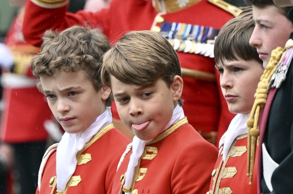 06.05.2023, Gro�britannien, London: Prinz George (2.v.l) steht als Ehrenpage vor der Kr�nungszeremonie von K�nig Charles III. und K�nigsgemahlin Camilla in der Westminster Abbey. (recrop) Zur Kr�nung  ...