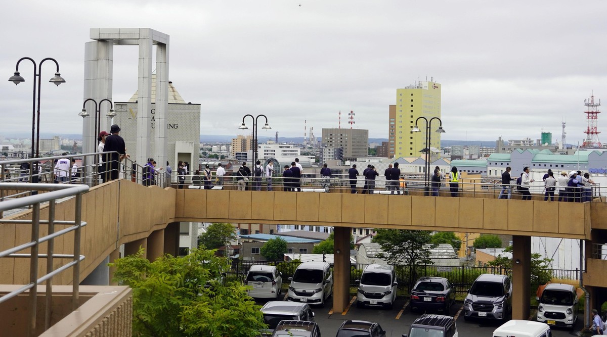 30.07.2025, Japan, Kushiro: Menschen stehen auf einer Tsunami-Evakuierungsanlage, nachdem nach einem starken Erdbeben vor der russischen Halbinsel Kamtschatka eine Tsunami-Warnung herausgegeben wurde. ...