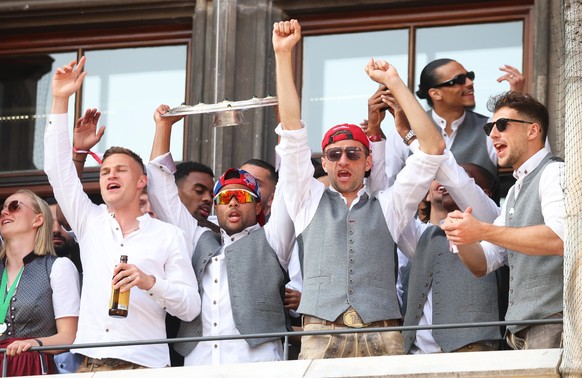 28.05.2023, Bayern, München: Fußball: Bundesliga, FC Bayern München, Meisterfeier. Bayerns Spieler Joshua Kimmich (l-r), Serge Gnabry, Thomas Müller und Leon Goretzka jubeln mit der Meisterschale auf ...