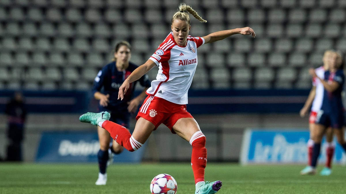 La stella della Bundesliga Julia Guinn ha dimenticato i pantaloni poco prima di giocare