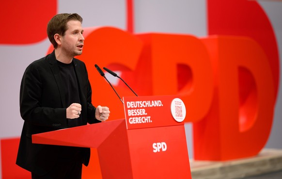 08.12.2023, Berlin: Kevin K�hnert, SPD-Generalsekret�r, spricht beim ordentlichen Bundesparteitag der SPD auf dem Berliner Messegel�nde. Vom 08. bis 10.12.2023 wollen die Delegierten unter anderem ein ...