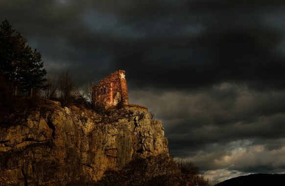 Monument zum Septemberaufstand1923 auf den Lakatnik Rocks im Balkangebirge in Bulgarien