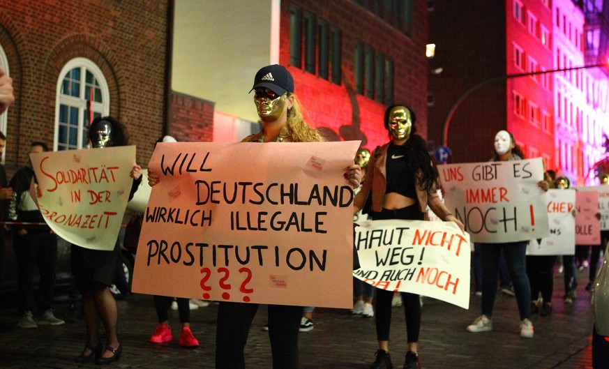 Demonstration der Initiative Demonstration Sexy Aufstand Reeperbahn auf der Hamburger Reeperbahn, Ecke Davidstraße/Ecke Herbertstraße, für die Wiedereröffnung der Bordelle und sofortige Legalisierung  ...