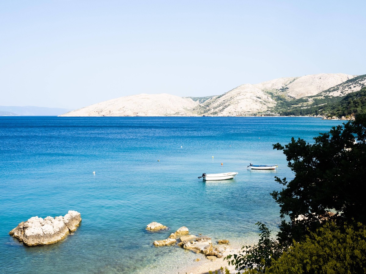 Meeresbucht, hinten Karstfelsen, bei Stara Baska, Insel Krk, Kvarner Bucht, Kroatien, Europa *** Sea bay, at the back Karst rocks, at Stara Baska, Island Krk, Kvarner Bay, Croatia, Europe Copyright: i ...
