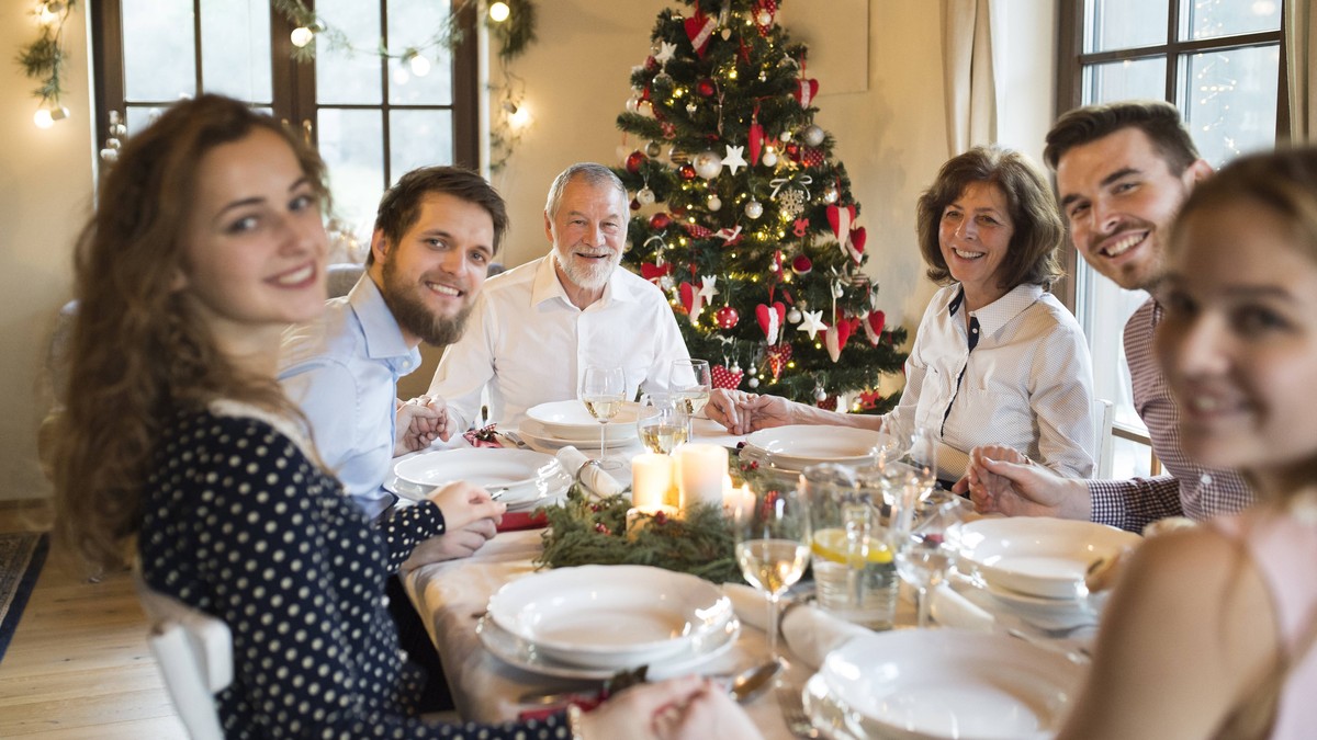 Happy family at Christmas dinner table model released Symbolfoto property released PUBLICATIONxINxGERxSUIxAUTxHUNxONLY HAPF02190
