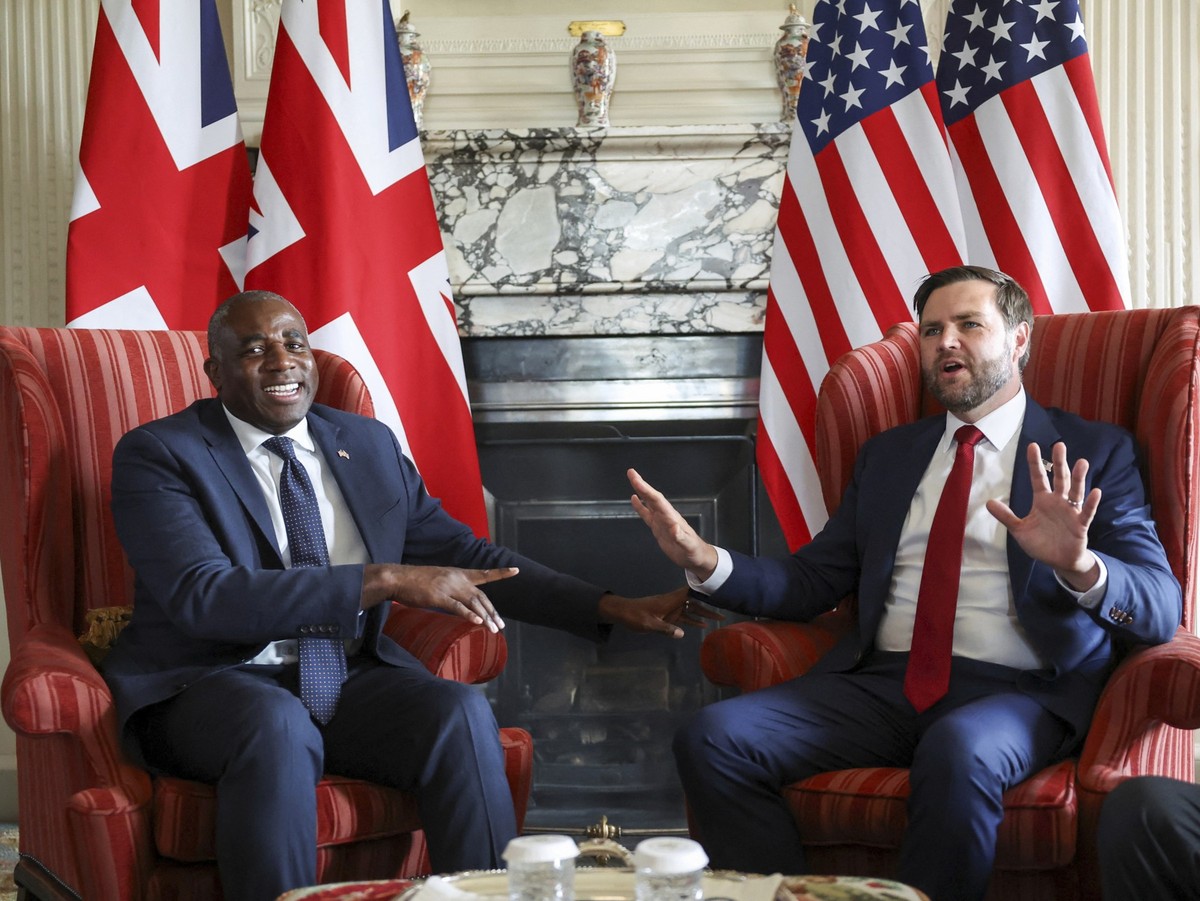 dpatopbilder - 08.08.2025, Großbritannien, Chevening: Der britische Außenminister David Lammy (l) und US-Vizepräsident JD Vance sprechen während eines Treffens im Chevening House in Kent. Foto: Suzann ...