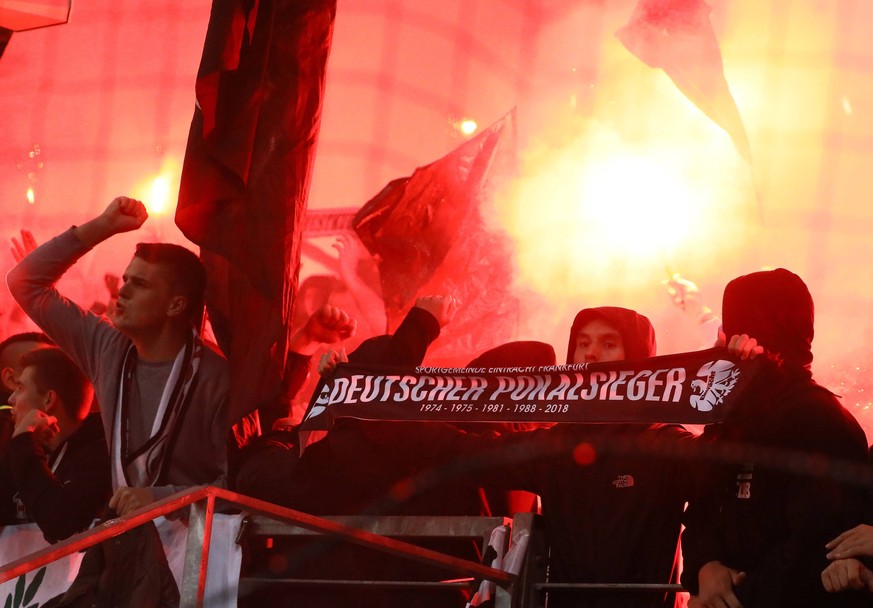 Eintracht Fans brennen nach der Halbzeitpause Bengalos ab - 04.10.2018: Eintracht Frankfurt vs. Lazio Rom, UEFA Europa League 2. Spieltag, Commerzbank Arena, DISCLAIMER: DFL regulations prohibit any u ...