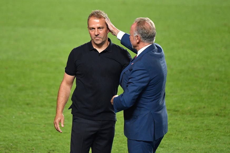 Fussball Champions League/ Finale/ Paris St. Germain - Bayern Muenchen 0-1 v.li:Hans Dieter Flick Hansi ,Trainer Bayern Muenchen Umarmung mit Karl Heinz RUMMENIGGE, Vorstandsvorsitzender. Fussball Cha ...